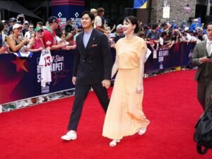 大谷翔平牽妻田中真美子走紅毯　產後首次亮相一襲橘洋裝獲讚 | 運動 | 中央社 CNA