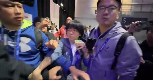 世大運跆拳男團奪銀遭中國搶賀電　體育署批野蠻暴力[影] | 政治 | 中央社 CNA