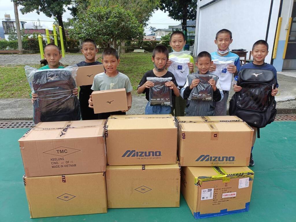 運動部媒合運動品牌　捐135萬元裝備給光復鄉3校 | 運動 | 中央社 CNA